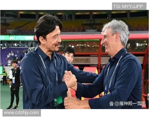 足球厚板凳的背后故事与球迷情感的深度交织