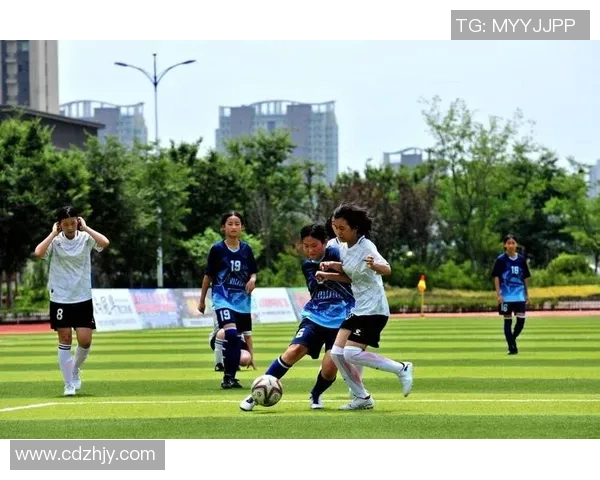 足球小北的成长之路：从草地少年到绿茵场上的梦想追逐者